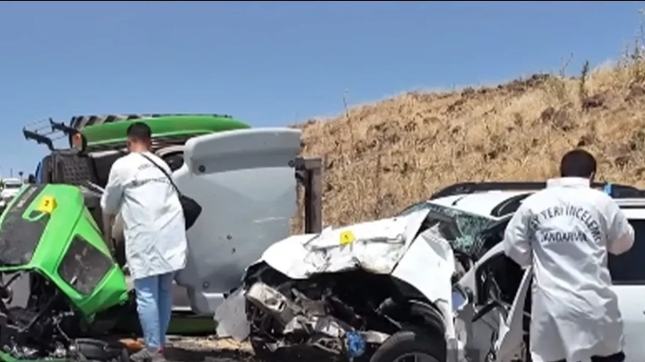 Şanlıurfa'da feci kaza! Otomobil ile traktör çarpıştı!