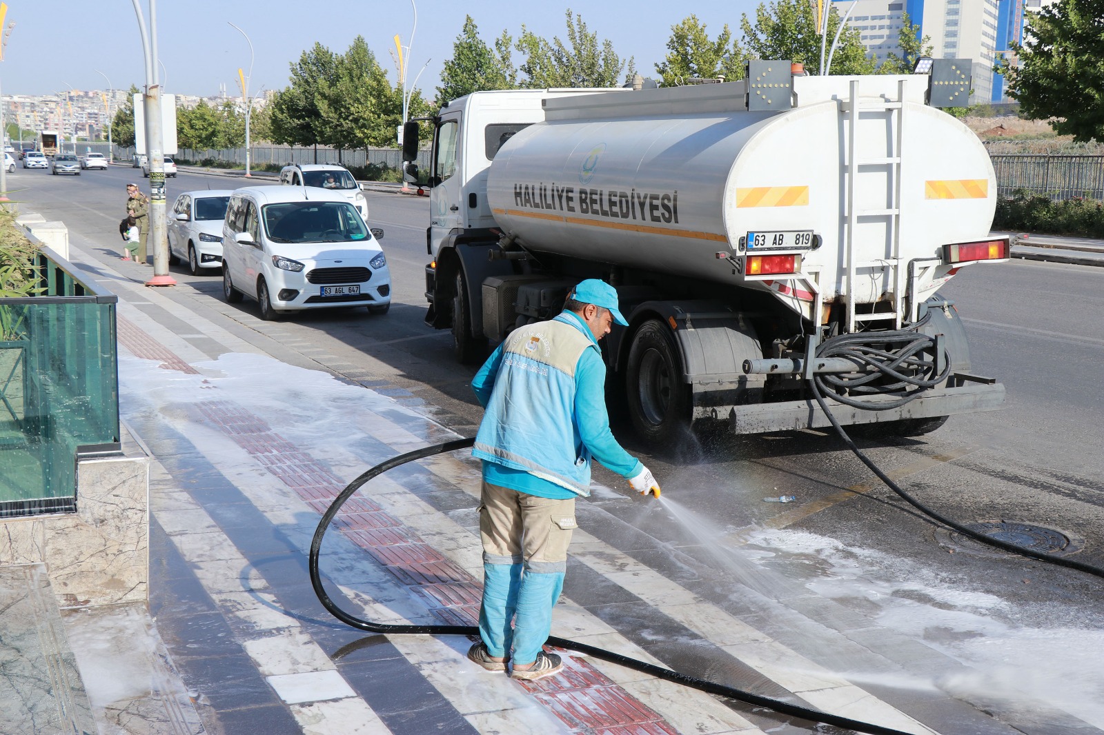 HALİLİYE’DE TEMİZLİK SEFERBERLİĞİ SÜRÜYOR: 83 ARAÇLIK FİLO GÜNÜN İLK IŞIKLARIYLA SAHADA