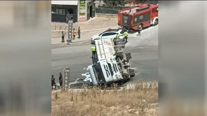 Şanlıurfa'da kontrolden çıkan TIR devrildi!