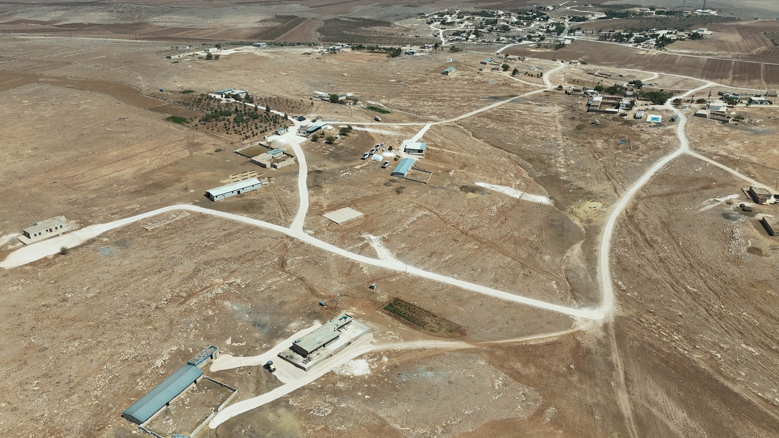 HALİLİYE’DE KIRSALDA HİZMET DEVAM EDİYOR: TOPRAKLI MAHALLESİ’NDE YOL ÇALIŞMALARI