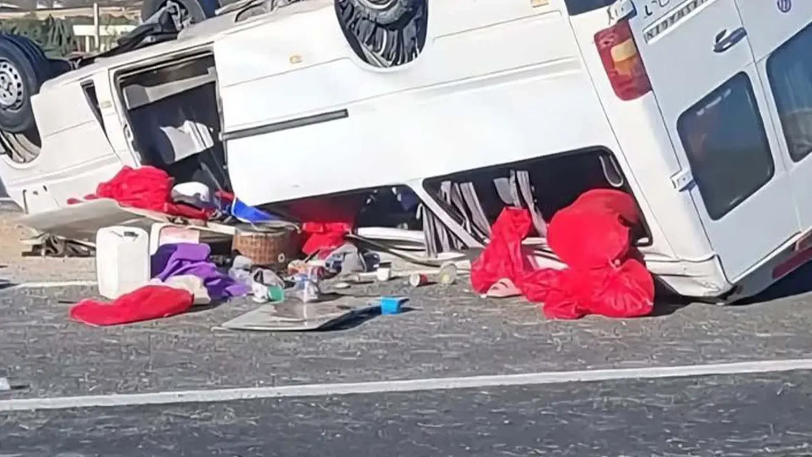 Urfa'da tarım işçilerini taşıyan minibüs devrildi! Yaralılar var!