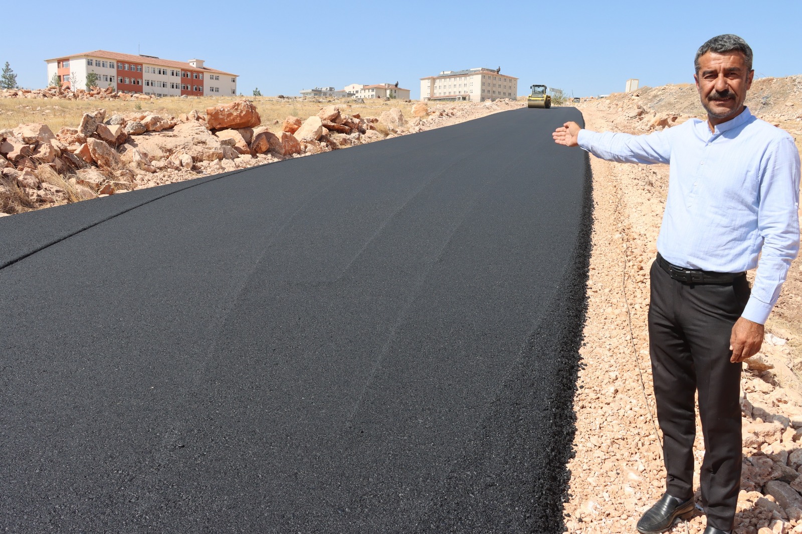 BÜYÜKŞEHİR, HALFETİ-BOZOVA ARASINDAKİ 39 KM’LİK GRUP YOLUNDA ASFALT SERİMİNE BAŞLADI