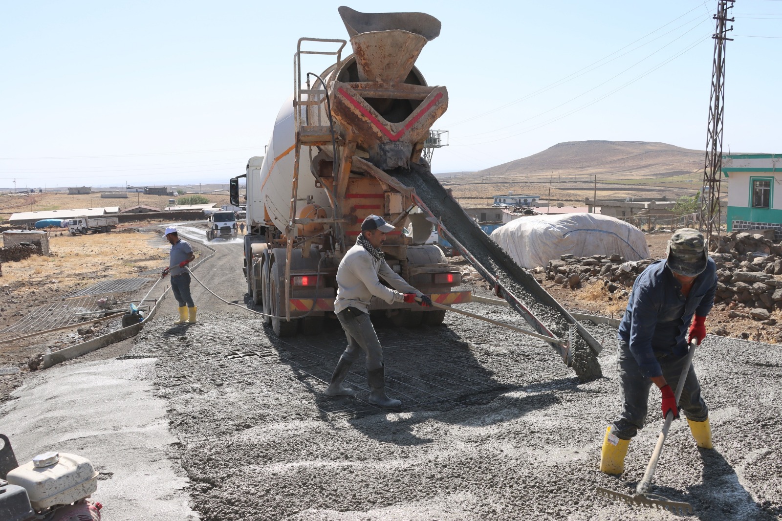 BÜYÜKŞEHİR, SİVEREK’TE 12 KİLOMETRELİK BETON YOL YAPIMINA BAŞLADI