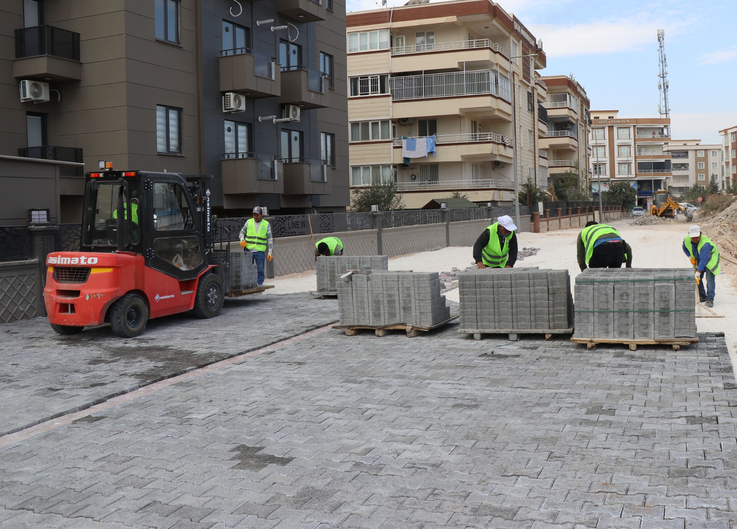 HALİLİYE BELEDİYESİ YOL ATAĞINI SÜRDÜRÜYOR: MAHALLELER YENİLENİYOR