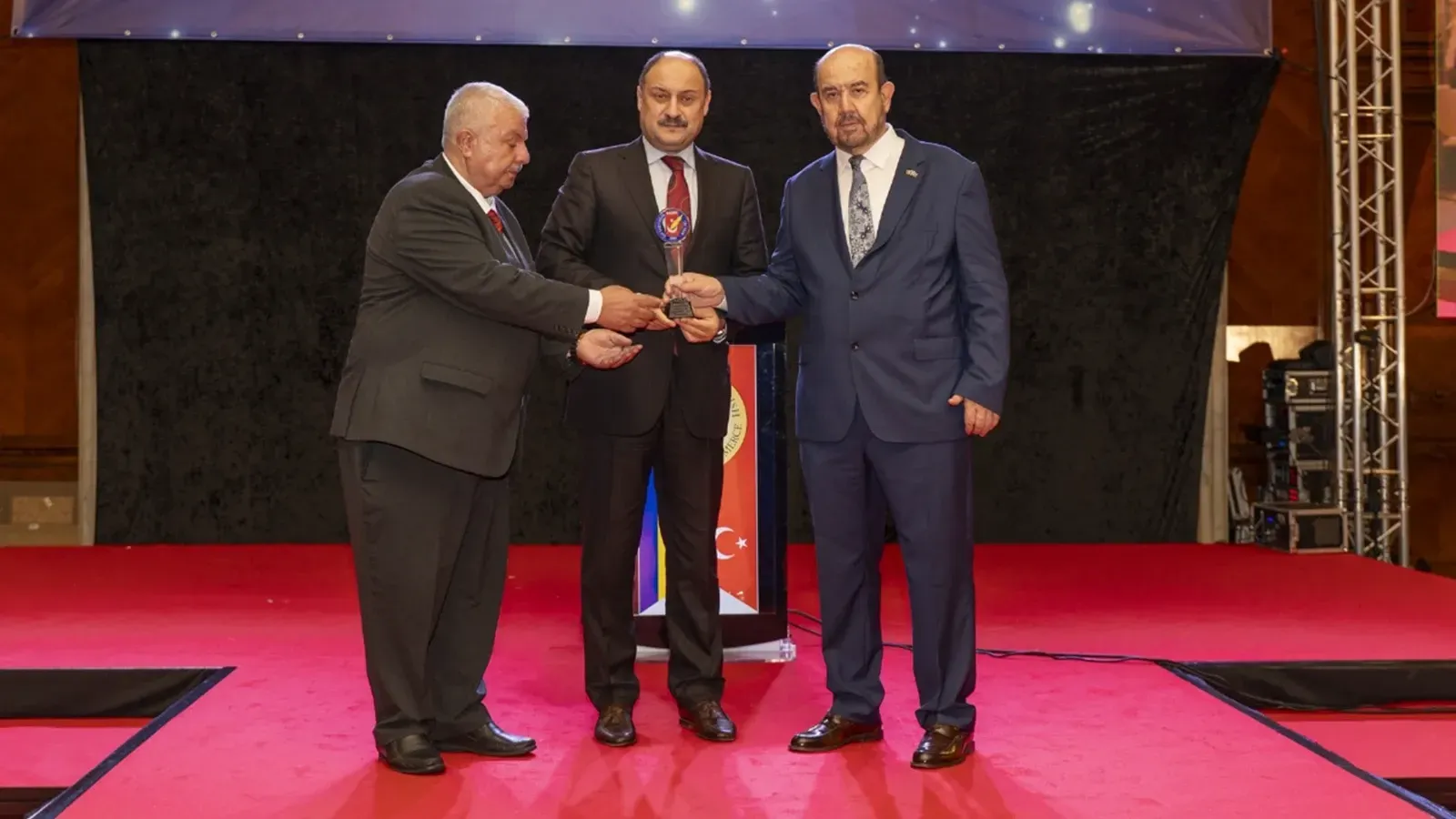 Gülpınar’a ‘en başarılı belediye başkanı’ ödülü verildi