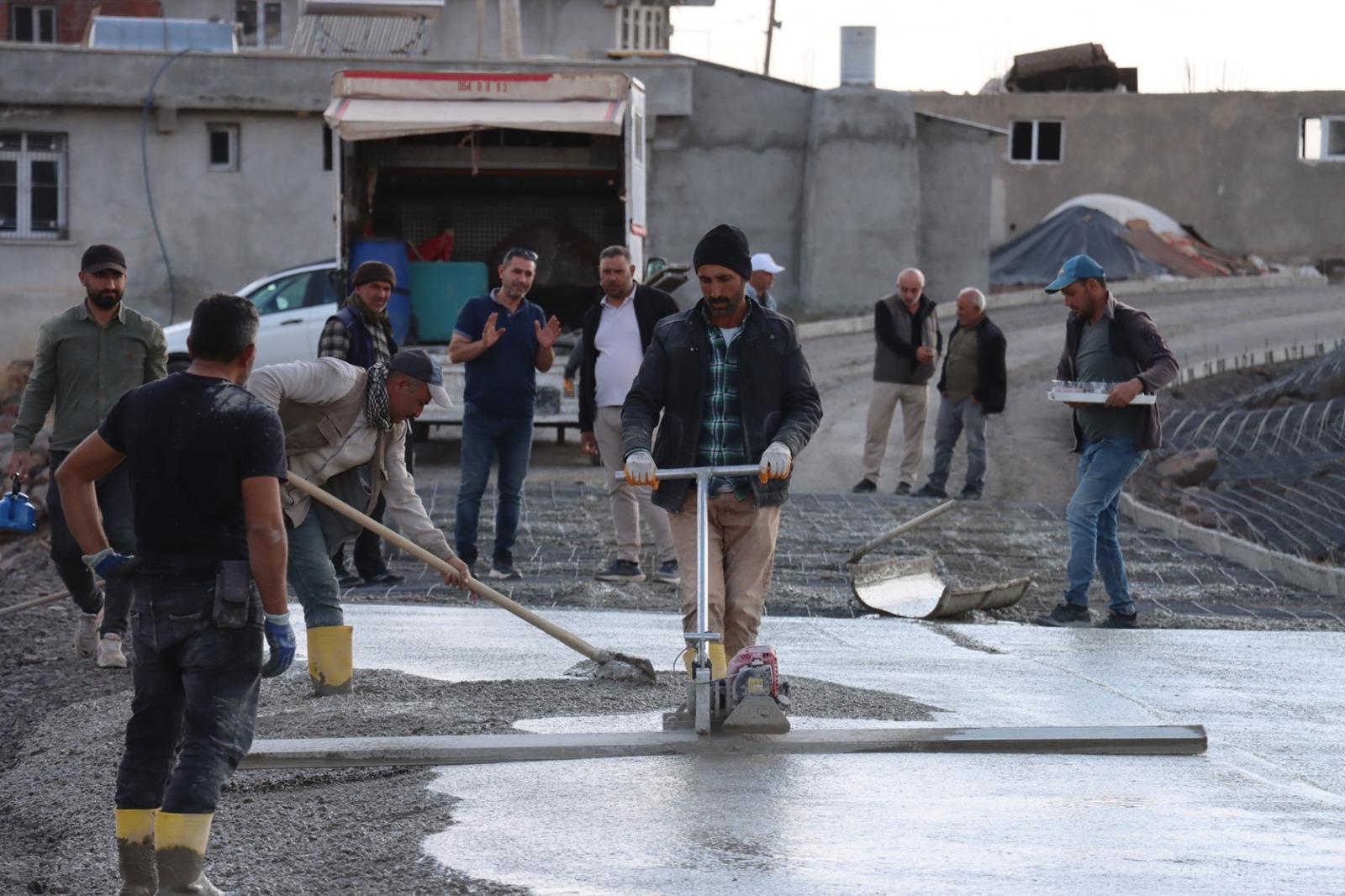 BÜYÜKŞEHİR, SİVEREK KIRSALINDA BETON YOL ÇALIŞMALARINI SÜRDÜRÜYOR