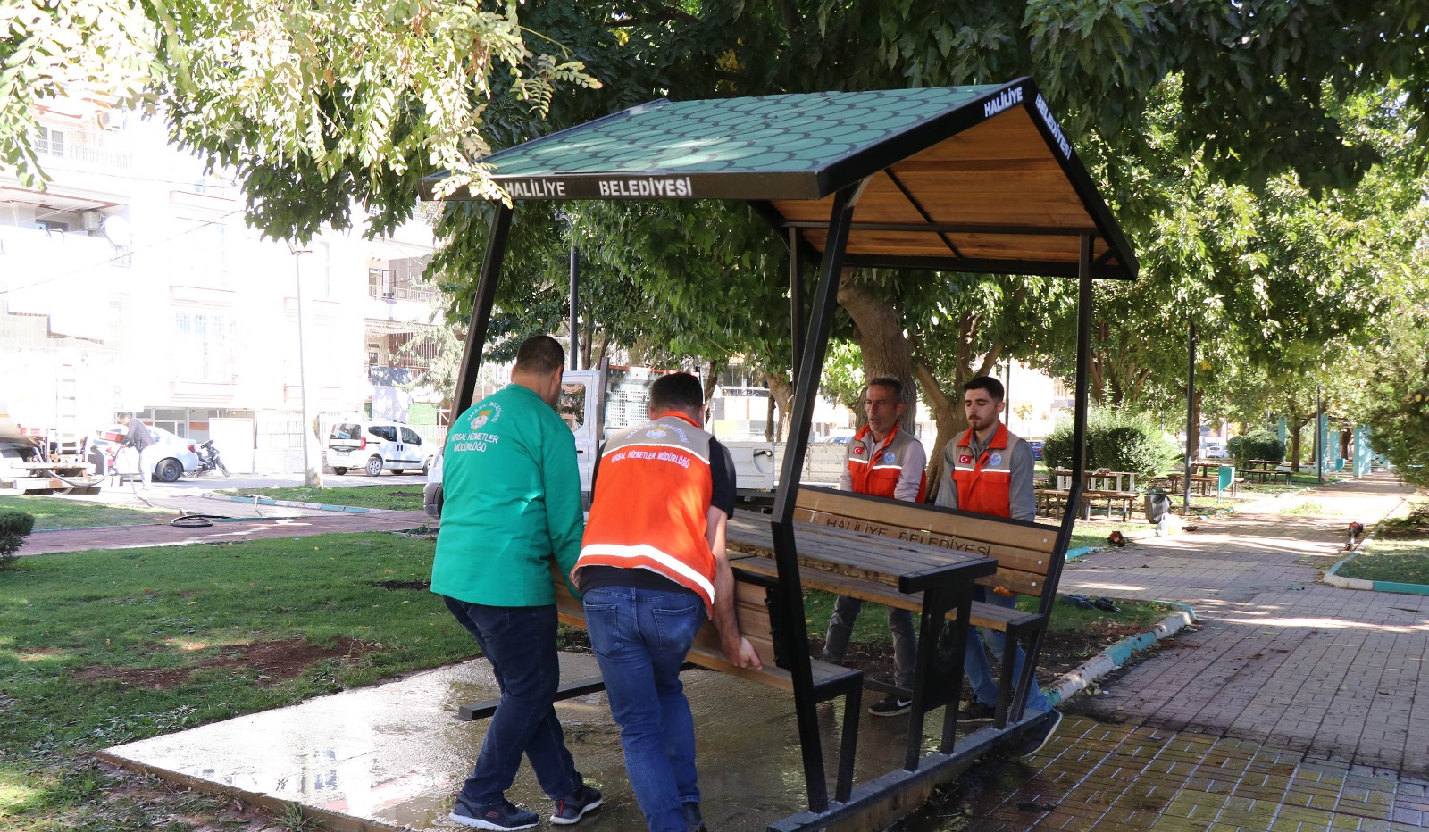 HALİLİYE’DE YEŞİL DÖNÜŞÜM: PARKLAR YENİLENİYOR, İLÇE GÜZELLEŞİYOR