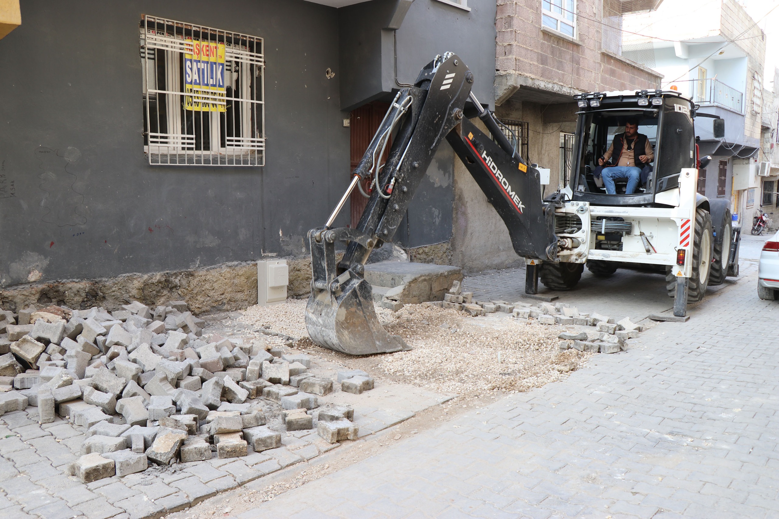 HALİLİYE BELEDİYESİ, YAVUZ SELİM MAHALLESİ’NDE ÜSTYAPI ÇALIŞMALARINI SÜRDÜRÜYOR