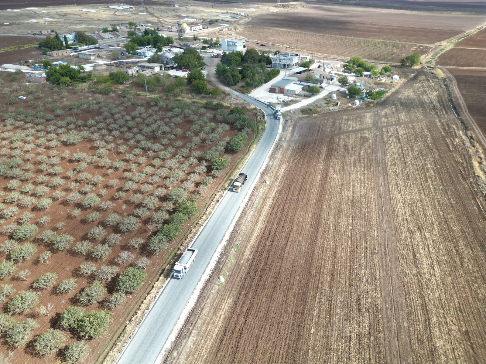 BÜYÜKŞEHİR, HİLVAN’DA 5 KİLOMETRELİK YOLUN SATHİ ASFALT ÇALIŞMALARINI TAMAMLADI