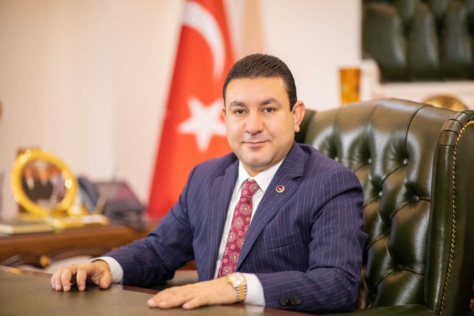 BAŞKAN ÖZYAVUZ: ÖĞRETMEN KARANLIKTA YOL GÖSTEREN BİR MEŞALEDİR