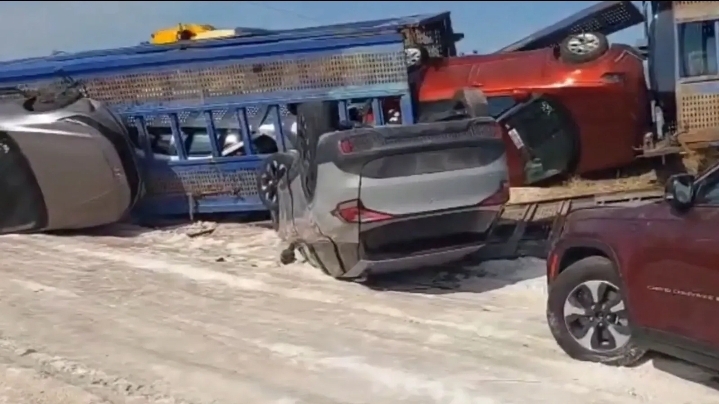 Şanlıurfa’da otomobil yüklü TIR devrildi!