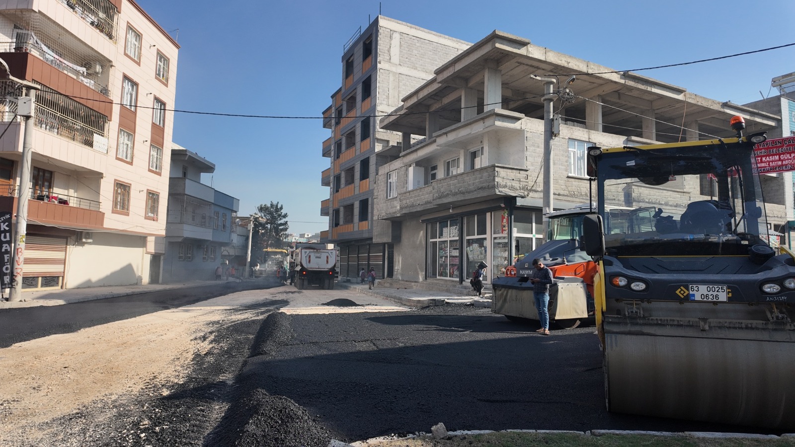 BÜYÜKŞEHİR BELEDİYESİ, EYYÜBİYE’DE KIŞ ÖNCESİ YOĞUN ASFALT MESAİSİNE DEVAM EDİYOR