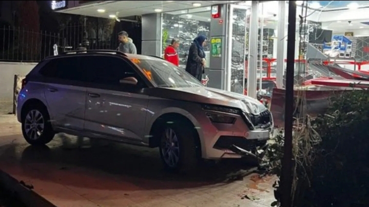Urfa'da otomobil dükkana daldı! Yaralılar var!
