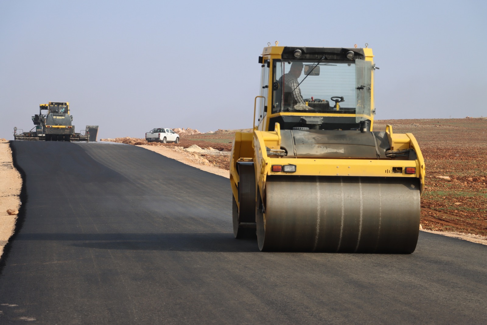 BAŞKAN GÜLPINAR’IN KIRSAL ASFALT HAMLESİNDE SON 15 KM!
