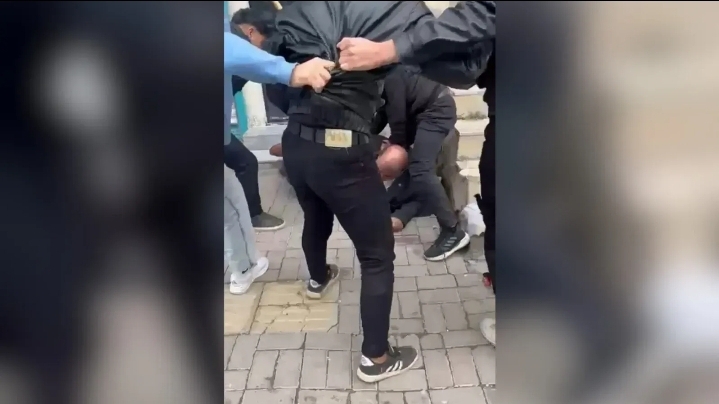 Urfa'da sokak ortasında darp edildi!