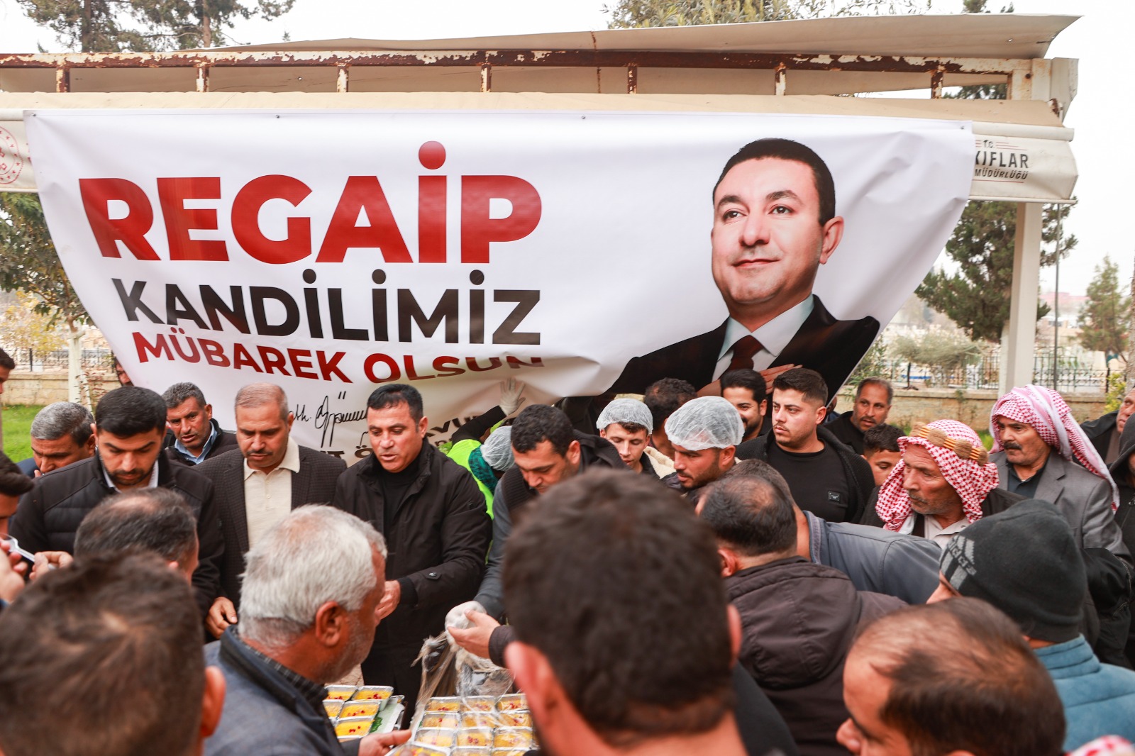 HARRAN'DA REGAİP KANDİLİNDE VATANDAŞLARA ZERDA TATLISI İKRAM EDİLDİ
