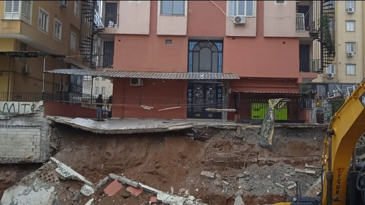 Şanlıurfa’da yeni başlayan inşaat zarar verdi! Apartman tahliye edildi!
