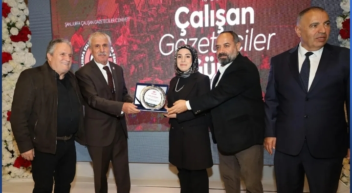 Gazeteci Esma Albayrak'a ödül!