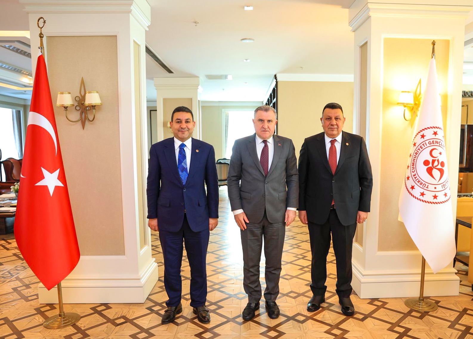 BAŞKAN ÖZYAVUZ GENÇLİK VE SPOR BAKANI OSMAN AŞKIN BAK İLE GÖRÜŞTÜ