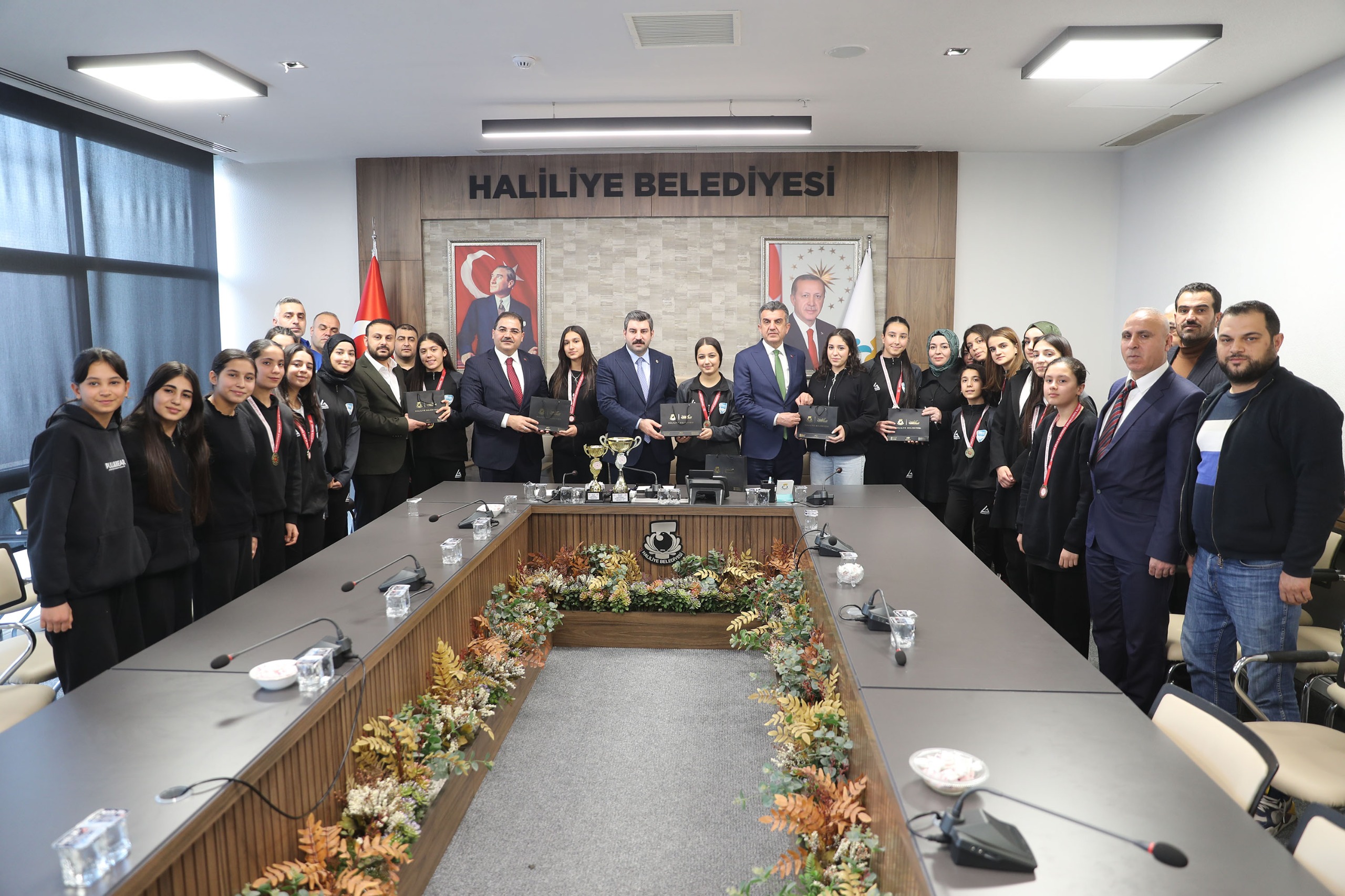 ŞAMPİYON TAKIMDAN BAŞKAN CANPOLAT’A ZİYARET
