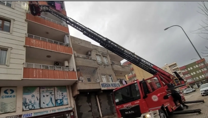 Urfa’da engelli çocuk evde mahsur kaldı! İtfaiye ekipleri yardıma koştu!