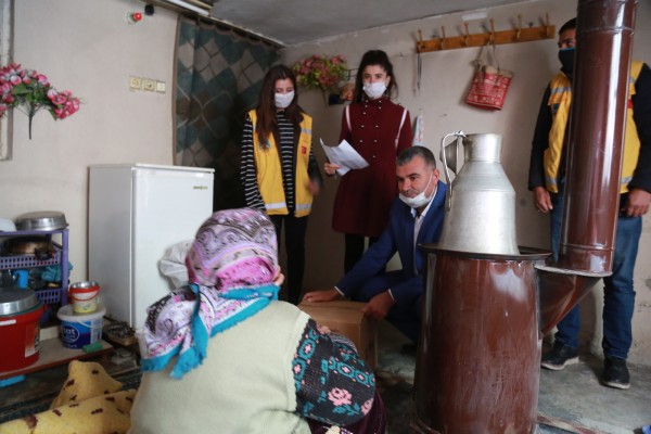 Eyyübiye’de Muhtaç Ailelere Yardımlar Sürüyor