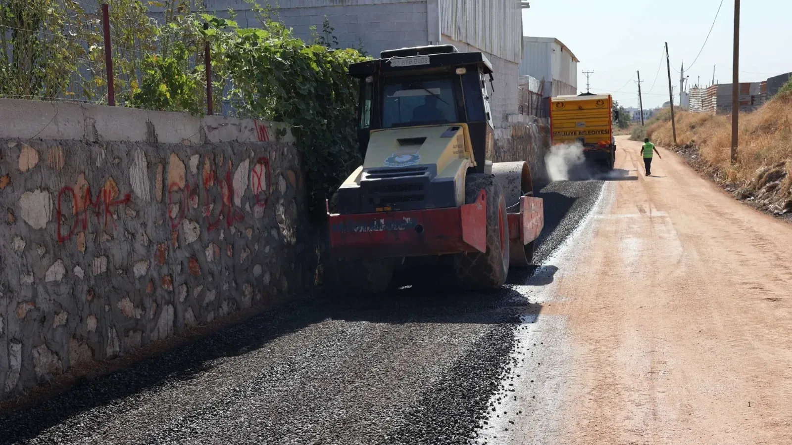 Haliliye Sırrın Mahallesi’nde asfalt mesaisi