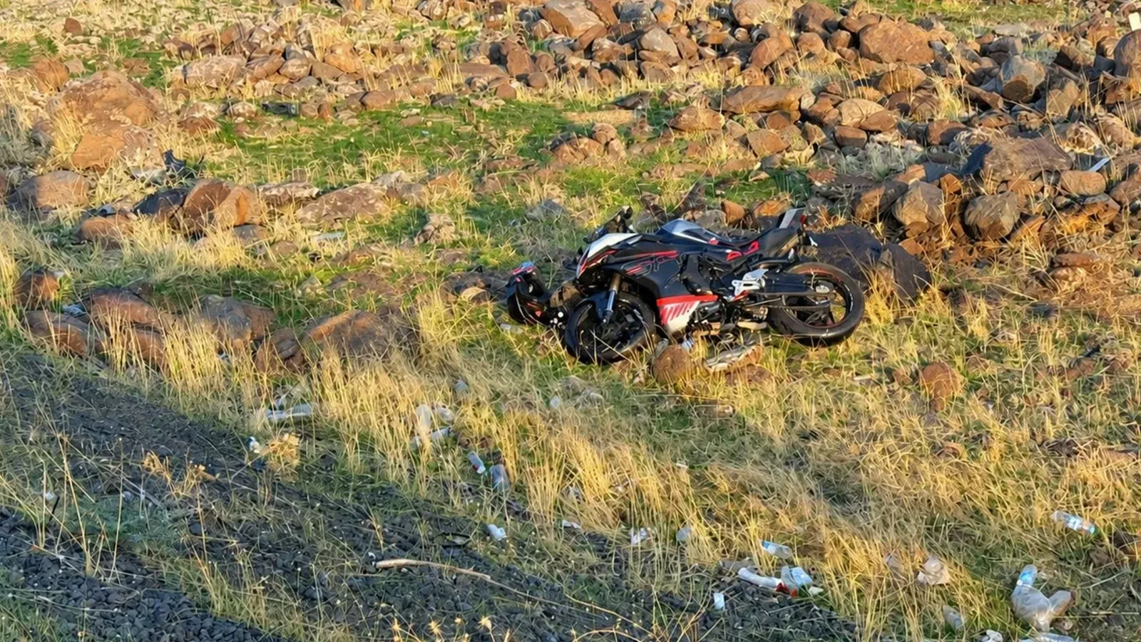 Urfa’da kontrolden çıkan motosiklet şarampole devrildi