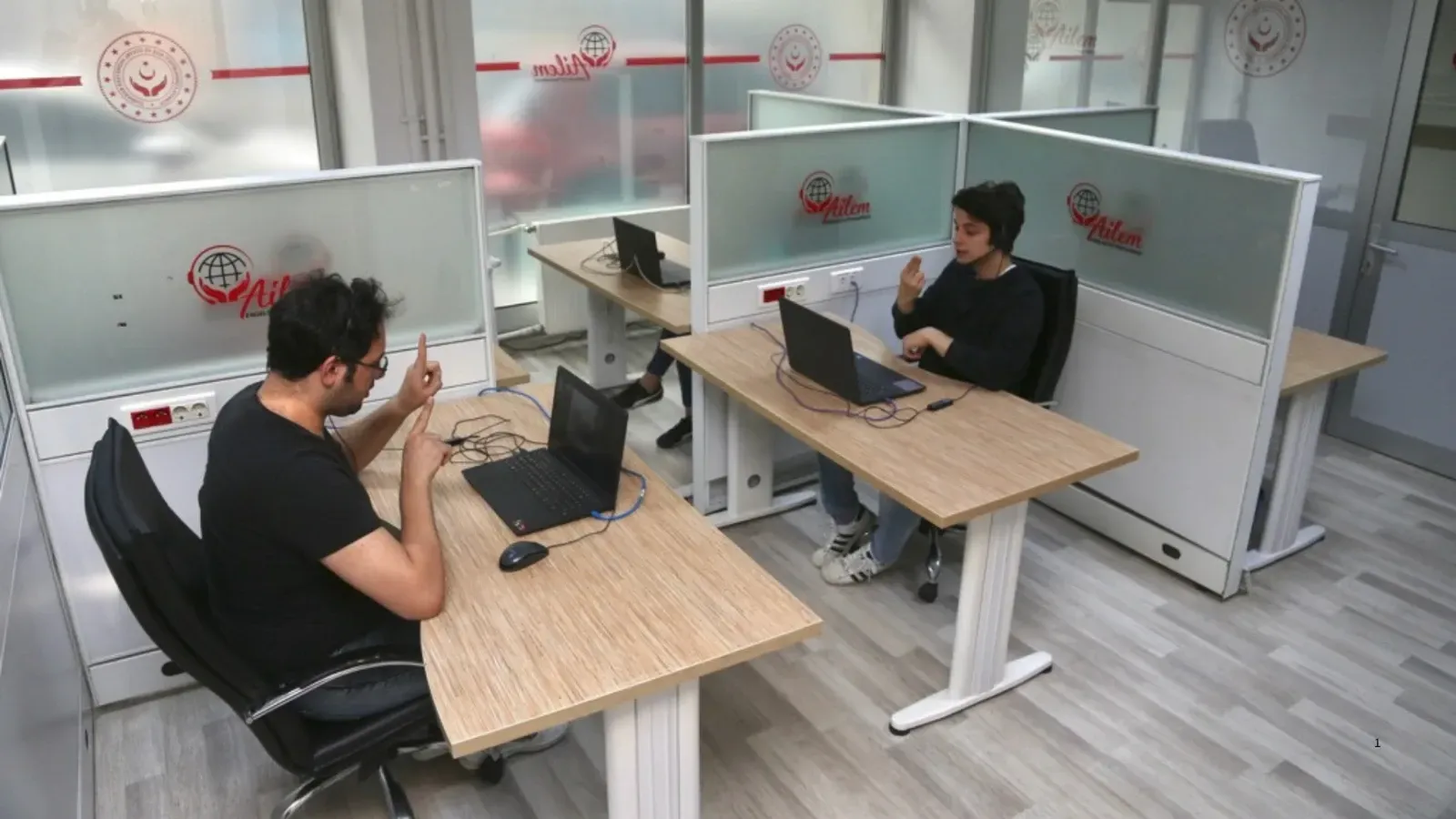 İşitme engelliler için 335 bin kez iletişim köprüsü oldu! AİLEM’den rekor hizmet!