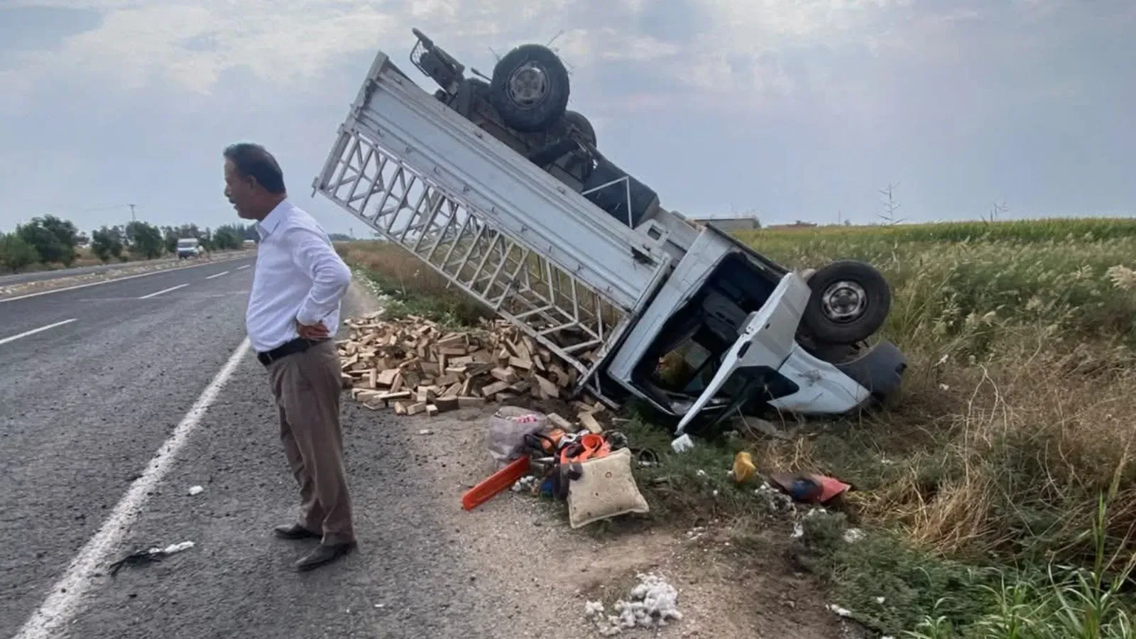 Akçakale yolunda kamyonet takla attı!