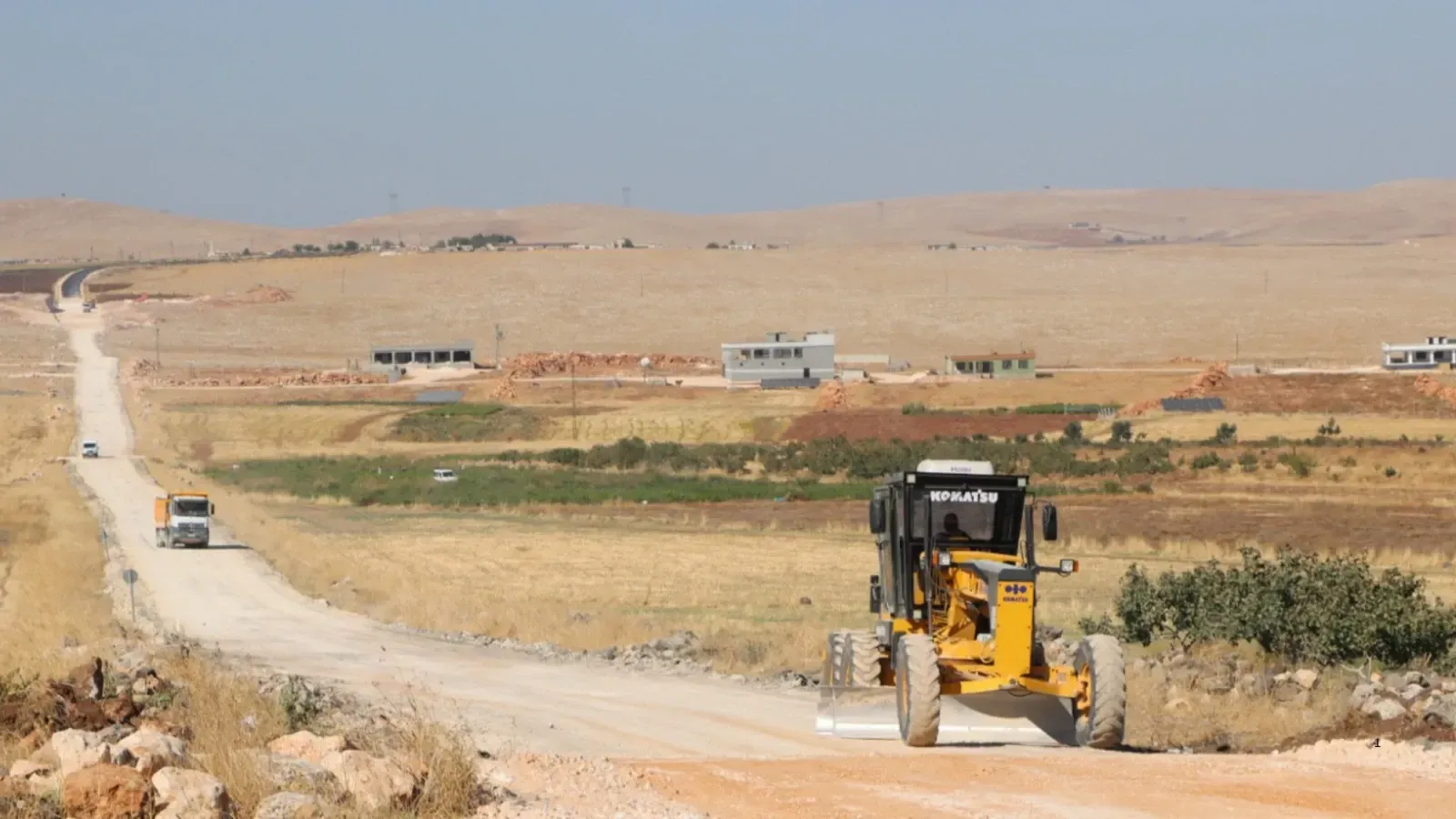 Şanlıurfa’da dört ilçeyi birbirine bağlayan yol sıcak asfaltla yenileniyor