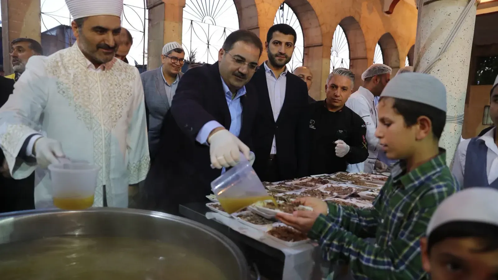 Haliliye Belediyesinden binlerce vatandaşa geleneksel tirit ikramı