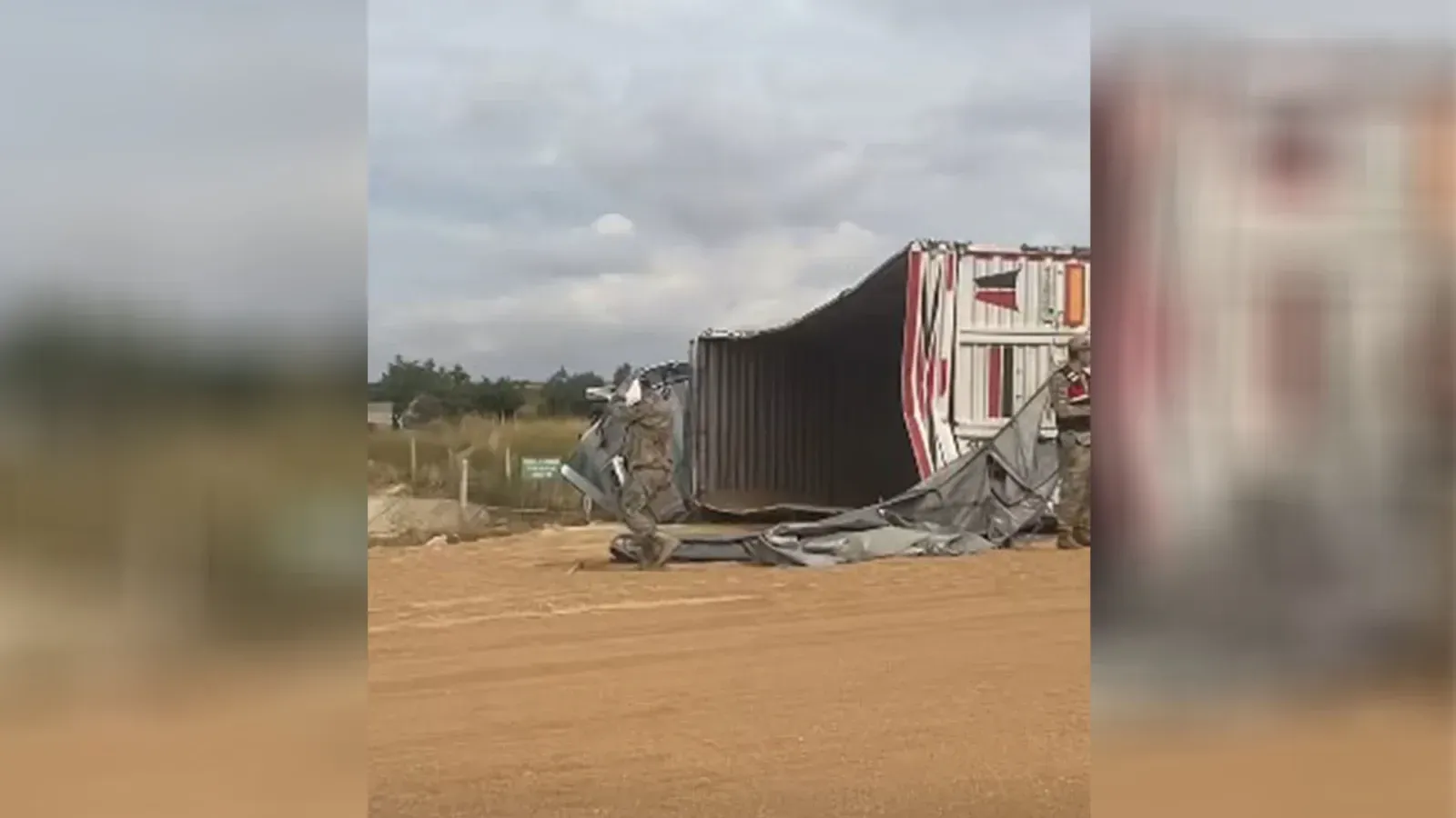 Şanlıurfa’da buğday yüklü TIR devrildi